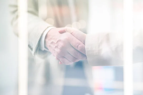 Twee Zakenmensen Die Elkaar Hand Schudden Dubbele Belichting Samenwerking B2B — Stockfoto