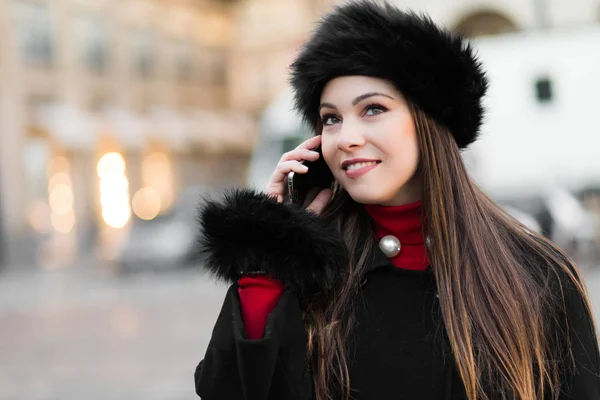 Belle Jeune Femme Portant Chapeau Plein Air Parlant Téléphone — Photo