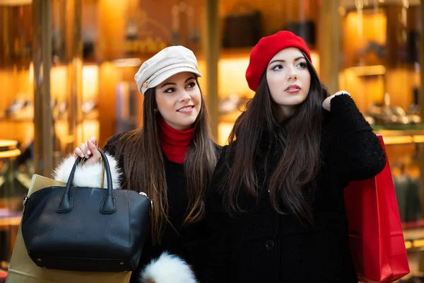 Två Attraktiva Leende Unga Kvinnor Shopping Staden — Stockfoto