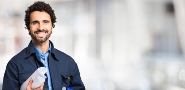 Parlak bir arkaplan önünde bir işçinin portresi