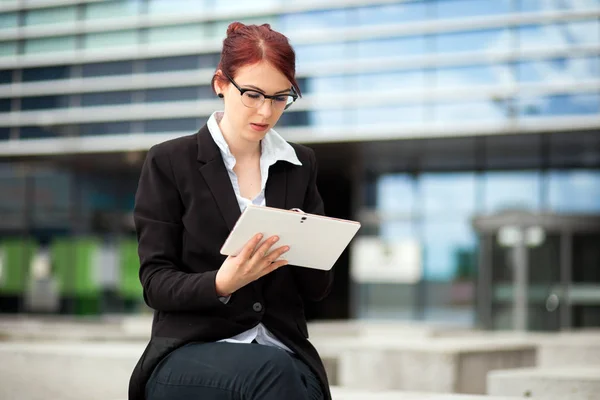 Mujer Negocios Sonriente Usando Una Tableta Digital Aire Libre — Foto de Stock