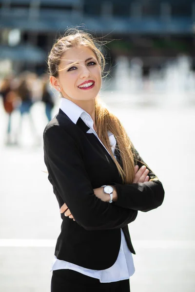 Selbstbewusste Junge Managerin Freien Einer Modernen Urbanen Umgebung — Stockfoto