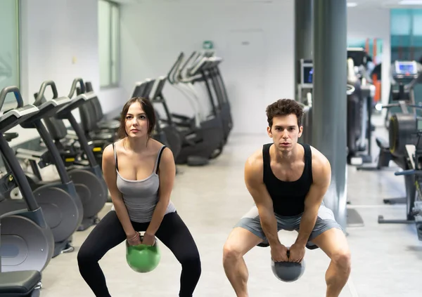 Lidé Trénují Tělocvičně Pomocí Kettlebell Míč — Stock fotografie