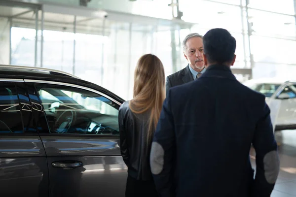 Jonge Familie Praat Met Verkoper Kiest Een Nieuwe Auto Een — Stockfoto