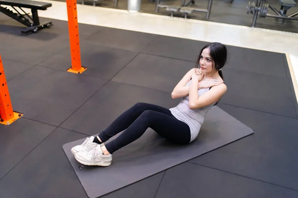 Ung Passform Kvinna Gör Sit Ups Ett Gym Sex Pack — Stockfoto