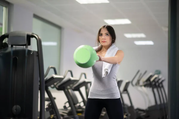 Женщина Тренируется Спортзале Помощью Гиревого Мяча — стоковое фото