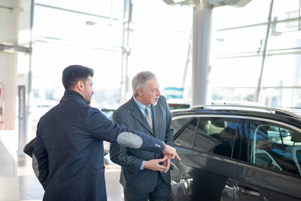 Jonge Familie Praat Met Verkoper Kiest Een Nieuwe Auto Een — Stockfoto