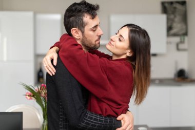 Mutlu çift evlerinde sarılıyor.