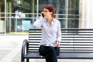 Gülümseyen iş kadını dijital tablet kullanıyor.