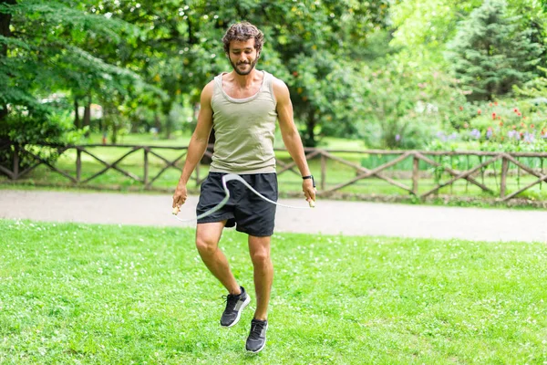 Man Springen Een Touw Buiten Cardio Uithoudingsvermogen Workout Concept — Stockfoto