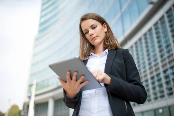 Portrait Young Woman Using Tablet Out Her Office — 图库照片