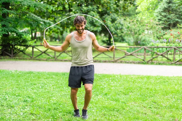 Man Springen Een Touw Buiten Cardio Uithoudingsvermogen Workout Concept — Stockfoto