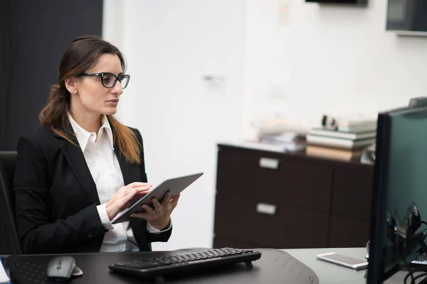 Femme Affaires Utilisant Une Tablette Dans Son Bureau Moderne — Photo