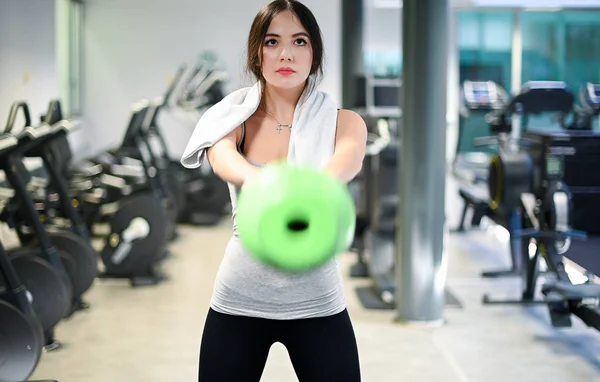 Vrouwentraining Een Fitnessruimte Met Een Kettlebell — Stockfoto