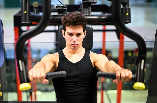 Man Met Behulp Van Een Borst Pers Machine Een Sportschool — Stockfoto