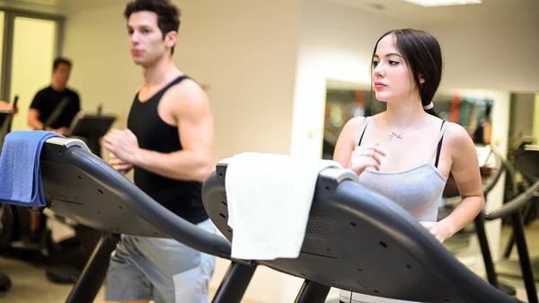 人们在跑步机上跑步 有氧运动训练的概念 — 图库照片