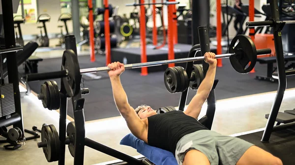 Hombre Entrenando Pecho Gimnasio —  Fotos de Stock