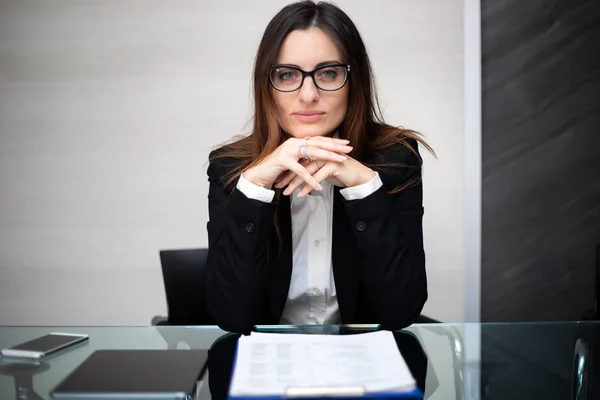 Jeune Femme Gestionnaire Assis Leur Bureau Dans Bureau Moderne — Photo