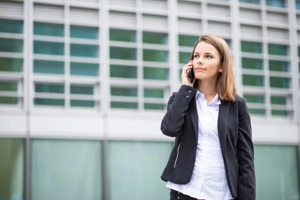 Mladá Podnikatelka Mluví Svém Mobilním Telefonu — Stock fotografie