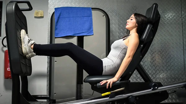 Mulher Usando Uma Perna Imprensa Máquina Clube Fitness — Fotografia de Stock
