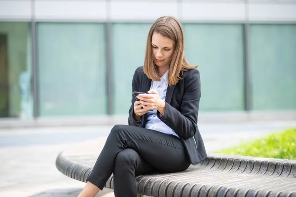 Usmívající Mladá Podnikatelka Pomocí Svého Mobilního Telefonu — Stock fotografie