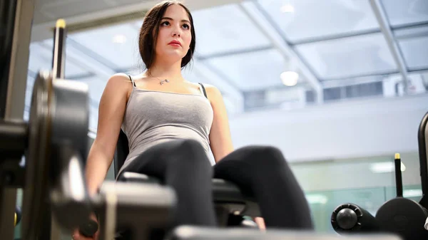 Gym Zittende Been Krullen Machine Oefening Vrouw Sportschool — Stockfoto