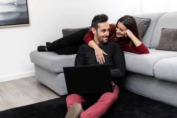 Portret Van Een Gelukkig Paar Met Behulp Van Een Laptop — Stockfoto
