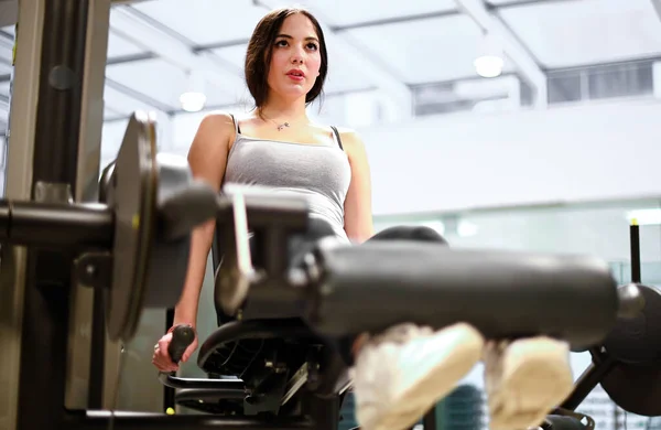 Ginásio Sentado Perna Curl Máquina Exercício Mulher Ginásio — Fotografia de Stock