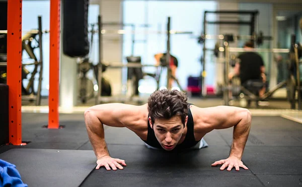 Joven Hombre Forma Haciendo Flexiones Gimnasio —  Fotos de Stock