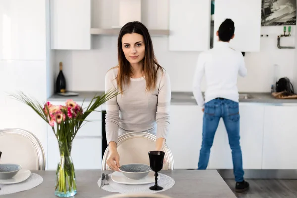 Vrouw Dekken Van Tafel Terwijl Haar Vriend Koken — Stockfoto