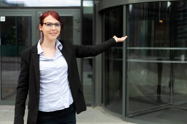 Joven Empresaria Que Bienvenida Entorno Moderno Ciudad — Foto de Stock