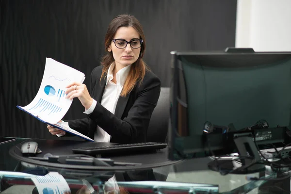 Empresária Trabalho Seu Escritório — Fotografia de Stock