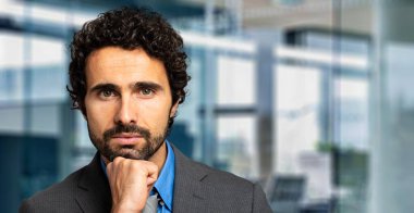 Yakışıklı bir iş adamının portresi