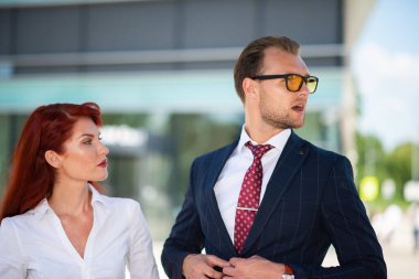 iş adamları kendi ofisi önünde