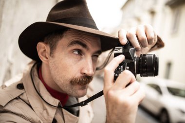 Spy veya Paparazzo fotoğrafçı, bir şehir sokakta kamera kullanan adam