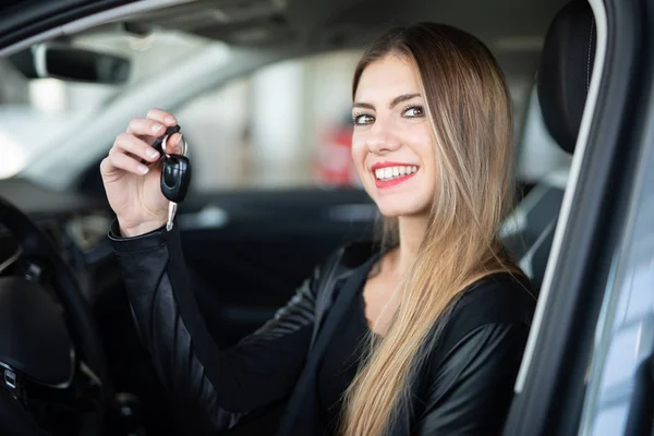 Молода Щаслива Жінка Показує Ключ Від Своєї Нової Машини Автосалоні — стокове фото