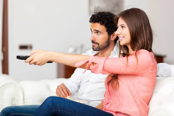 Pareja Joven Viendo Televisión Comiendo Maíz Pop —  Fotos de Stock