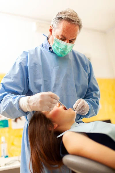 Vrouwelijke Patiënt Een Tandheelkundige Behandeling — Stockfoto