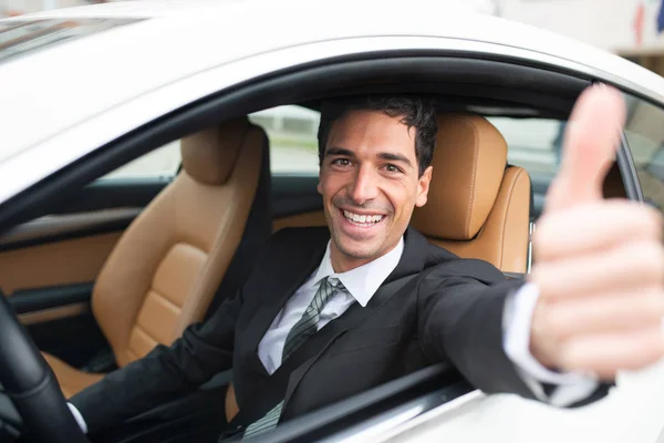 Felice Uomo Dando Pollici Durante Guida Della Sua Nuova Auto — Foto Stock