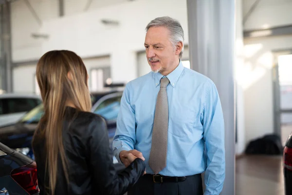 Autohändler Neues Auto Konzept Frau Gibt Dem Autohändler Den Handschlag — Stockfoto