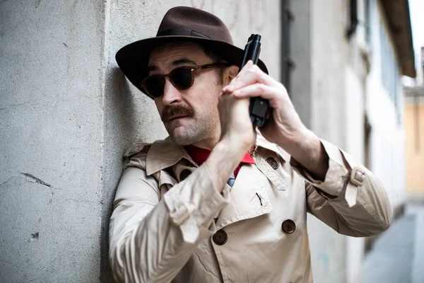 Detective Che Copre Punta Con Sua Pistola — Foto Stock