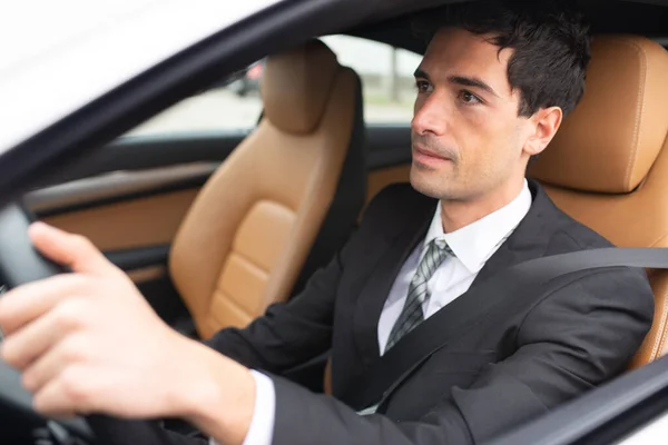 Lächelnder Geschäftsmann Steuer Seines Neuen Weißen Autos — Stockfoto