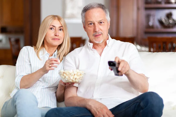 Ritratto Una Coppia Matura Felice Nella Loro Casa — Foto Stock