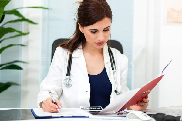 Femme Médecin Lecture Dossier Patient Sur Presse Papiers Dans Bureau — Photo