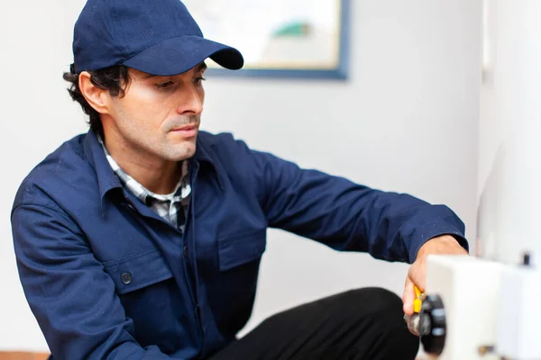 Técnico Sorridente Reparando Aquecedor Água Quente — Fotografia de Stock