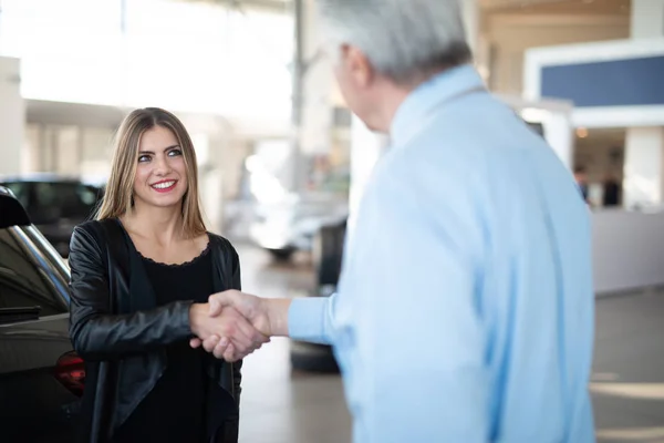 Car Dealer New Car Concept Woman Giving Handshake Car Dealer — Stock Photo, Image