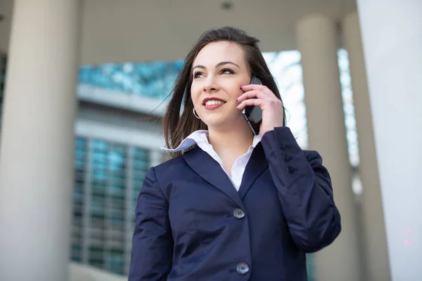 Jeune Femme Affaires Parlant Sur Son Téléphone Portable — Photo