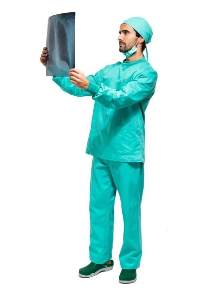 Chirurgo Che Analizza Una Radiografia Polmonare — Foto Stock