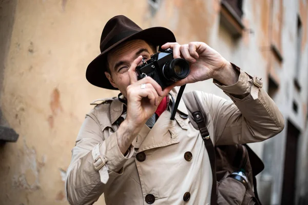 Detective Tomando Fotos Barrio Pobre Ciudad Con Cámara Vintage — Foto de Stock