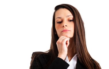 Beyaz arka plan üzerinde izole düşünüyorum güzel bir genç kadının portresi 